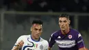 Penyerang Inter Milan, Lautaro Martinez (kiri) mengontrol bola saat melawan Fiorentina pada pekan kelima Liga Italia Serie A 2021/2022  di Artemio Franchi, Rabu (22/9/2021) dini hari WIB. Inter Milan menang 3-1 meski sempat tertinggal lebih dulu di babak pertama. (Alfredo Falcone/LaPresse via AP)