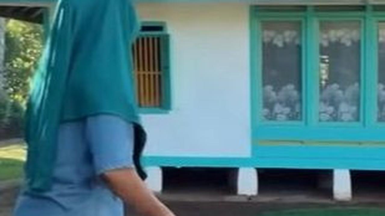 "Setiap hari disapu," jawab salah satu ibu-ibu.<br>