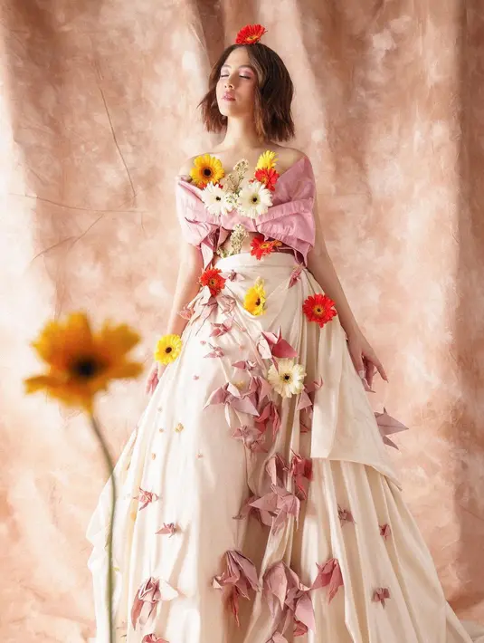 Tampilan Zara lainnya dengan crop top pink yang dipasangkan dengan rok panjang  berpotongan A ala hippe. Salam YOLO. Peace out! [@zaraadhsty]