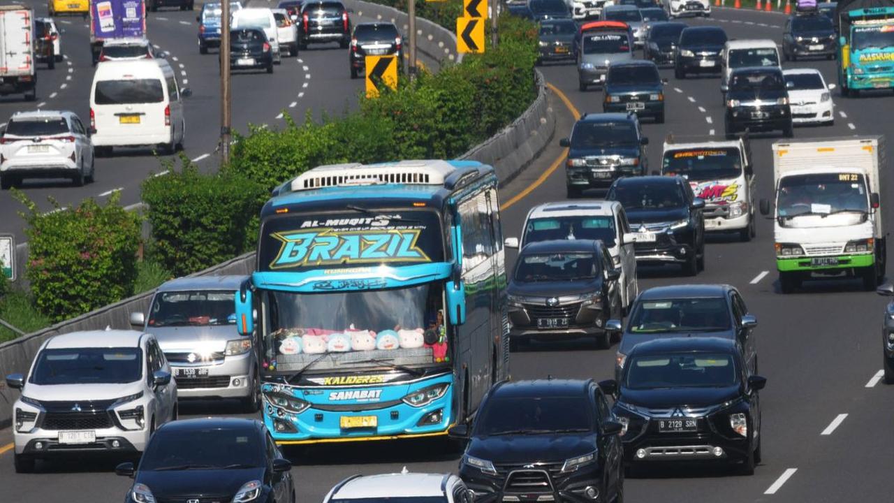 Suasana arus lalu lintas di Tol Jatiasih menuju Tol Dalam Kota Jakarta terpantau ramai lancar, Senin (15/4/2024). Puncak arus balik Lebaran 2024 diprediksi terjadi pada 14 dan 15 April 2024. Merdeka.com/Imam Buhori<br>