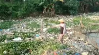 Kali Cikarang di Kampung Lubang Buaya, Desa Sukaringin, Sukawangi, Kabupaten Bekasi, tertutup genangan sampah sepanjang 100 meter. (Istimewa)