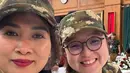 Potret lain memperlihatkan Ni Luh Puspa dipulas lipstik matte warna maroon yang memberi impresi elegan. [@niluhpuspa].
