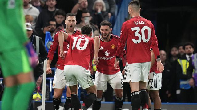 Bruno Fernandes merayakan gol Matheus Cunha di laga Chelsea vs Manchester United di pekan ke-33 Liga Inggris 2025/2026 di Stamford Bridge, Minggu (19/04/2026) dini hari WIB.