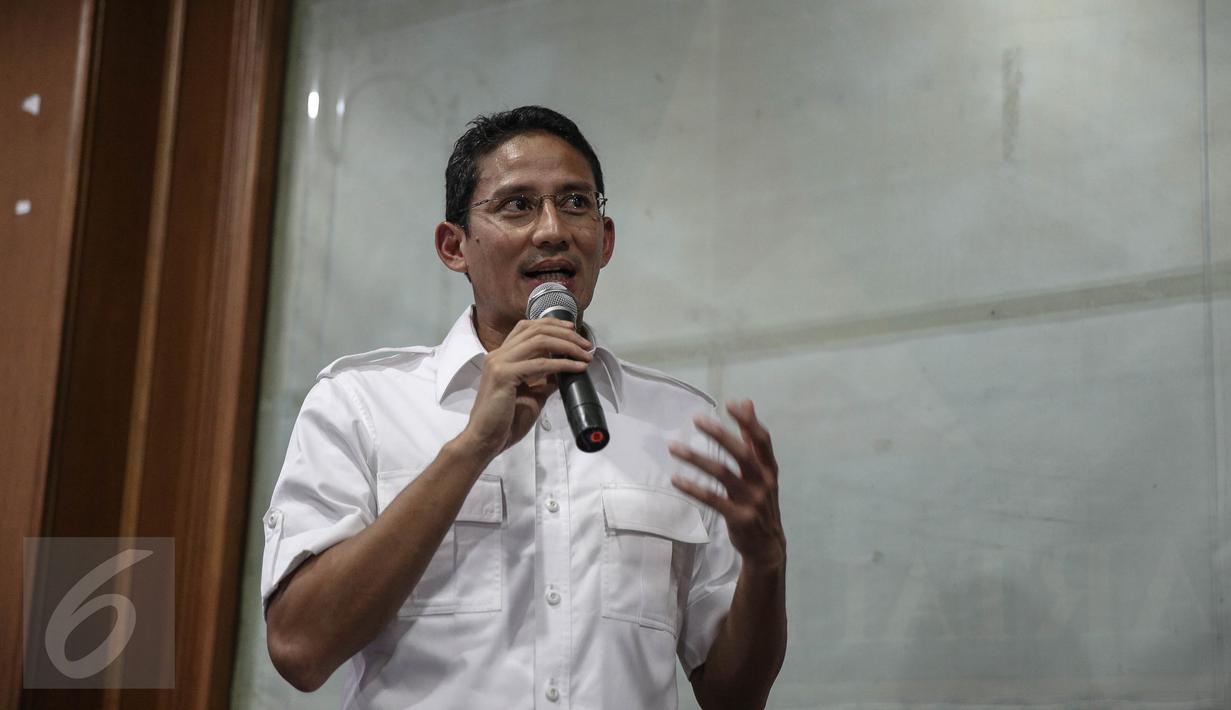 Balon Gubernur DKI Jakarta Sandiaga Uno memberikan keterangan pers di DPD Demokrat, Jakarta, (22/4). Sandiaga Uno disambut hangat oleh para pejabat DPD Demokrat Jakarta. (Liputan6.com/Faizal fanani)