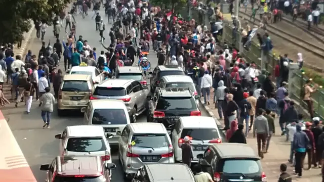Aksi demonstrasi sejumlah massa berseragam putih abu-abu di sekitar stasiun Palmerah, Jakarta Pusat. (Liputan6.com/Ady Anugrahadi)