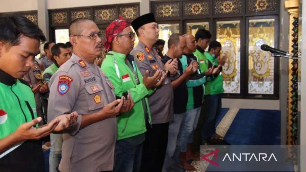 Shalat Gaib Ojol Sumenep: Polres & Komunitas Bersatu Doakan Driver Affan, Korban Insiden Unjuk Rasa Jakarta