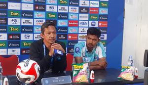 Caretaker PSBS Biak, Kahudi Wahyu Widodo, menysukuri hasil imbang 2-2 kontra PSIM Yogyakarta pada laga tunda pekan ke-8 BRI Super League musim ini di Stadion Sultan Agung, Bantul, Senin (29/12/2025) sore WIB. (Bola.com/Ana Dewi)