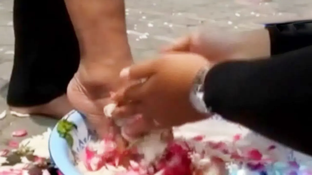 VIDEO: Hari Guru Nasional, Siswa di Magelang Basuh Kaki Guru