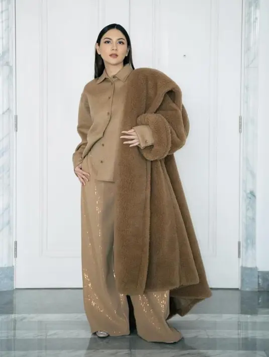 Jessica Mila tampil slay dengan outfit dari Max Mara. Ia mengenakan set bersiluet oversized; atasan berkerah lengan panjang yang serasi dengan celana panjangnya, masih ditumpuk dengan jaket wol yang juga berwarna cokelat senada. [Foto: Instagram/jscmila]