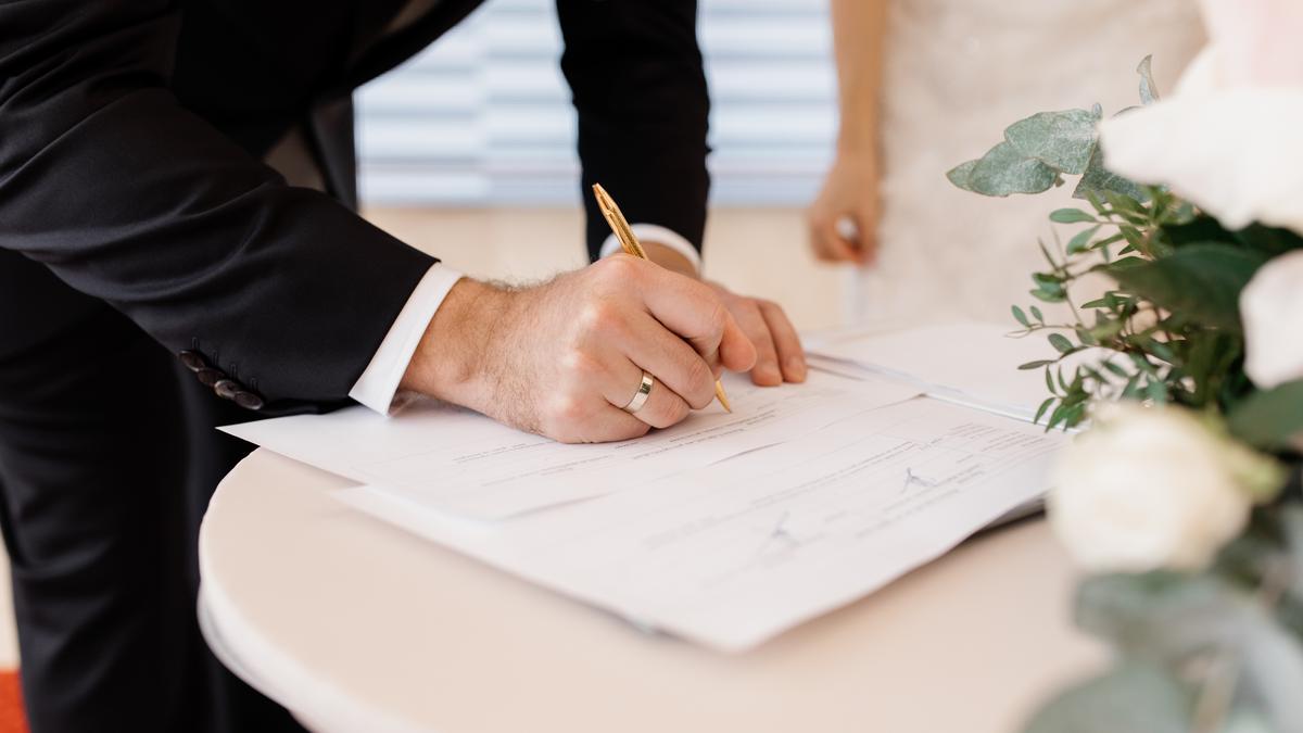 Bikin Perjanjian Pranikah, Benarkah Tanda Kurang Percaya pada Pasangan?