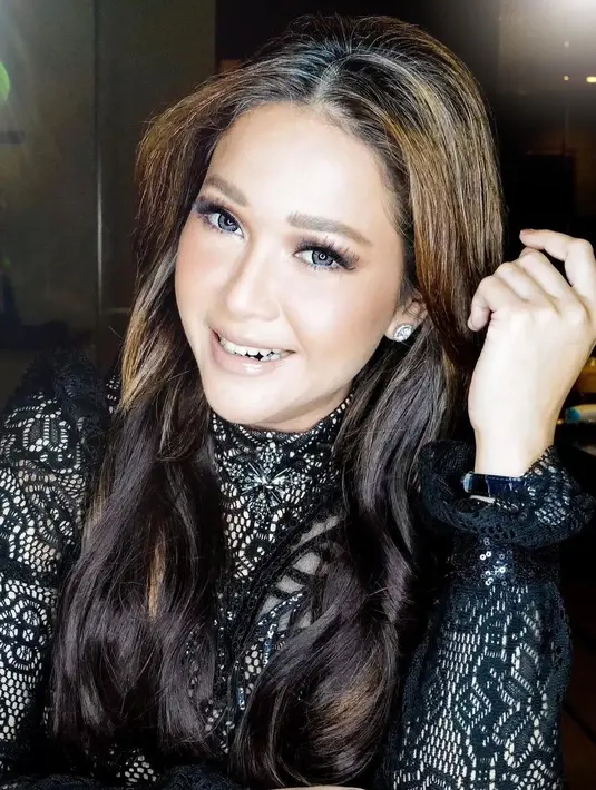 Hal itu dibuktikan dengan pemilihan gaya rambut yang mengekspos ubannya. Baik ditarik ke atas setengah atau dibiarkan digerai. (Foto: Instagram @maiaestiantyreal)
