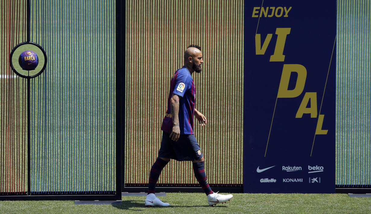 Pemain baru Barcelona, Arturo Vidal, saat perkenalan di Stadion Camp Nou, Senin, (7/8/2018). Barcelona merogoh kocek sebesar 19 juta euro untuk mengamankan jasa pria berkebangsaan Cile itu. (AP/Manu Fernandez)
