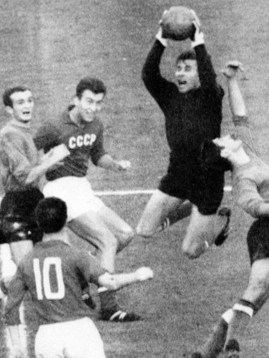 Di level Timnas, penjaga gawang andal ini berhasil membawa Uni Soviet memenangkan medali emas Olimpiade Musim Panas 1956 dan Piala Eropa 1960. (Photo by STAFF / AFP)