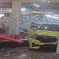 Sebah video mobil jenis Honda Brio hilang kendali dan menabrak pintu kaca showroom sampai hancur viral di media sosial. (Liputan6.com/ Dok Ist)