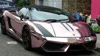 Lamborghini Gallardo berkelir ungu ini menggunakan plat nomor bertuliskan F4K YO.