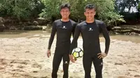 Kiper Arema, Utam Rusdiana dan Andrias Francisco, latihan di Pantai Balekambang, Kabupaten Malang. (Bola.com/Iwan Setiawan)