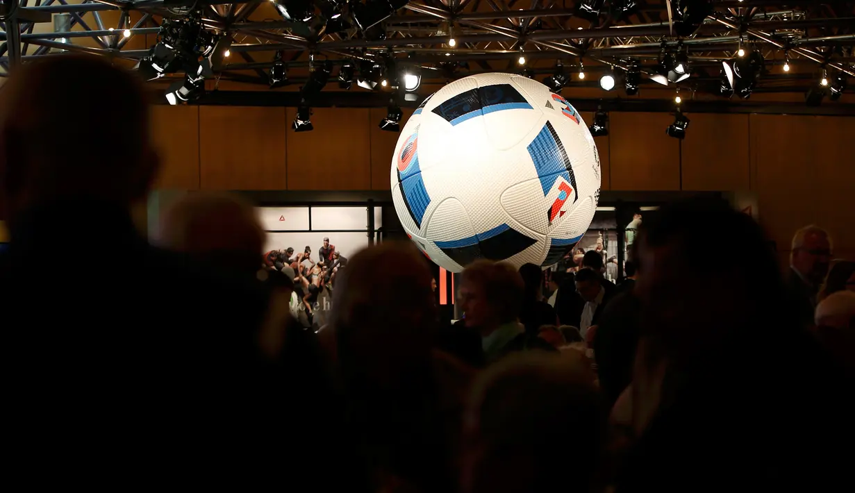 Bola resmi gelaran Piala Eropa 2016 di Prancis ditampilkan saat acara  rapat tahunan Adidas di kota Bavarian, Nuremberg , Jerman , 12 Mei 2016. Bola yang dinamakan Beau Jeu ini keluaran Adidas untuk Piala Eropa 2016. (REUTERS / Michaela Rehle)