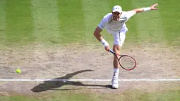 Andy Murray melakukan servis saat melawan petenis Kanada, Milos Raonic pada tunggal putra Wimbledon Championships 2016 di The All England Lawn Tennis Club,  Wimbledon, London, (10/7/2016).  (AFP/POOL/John Walton)