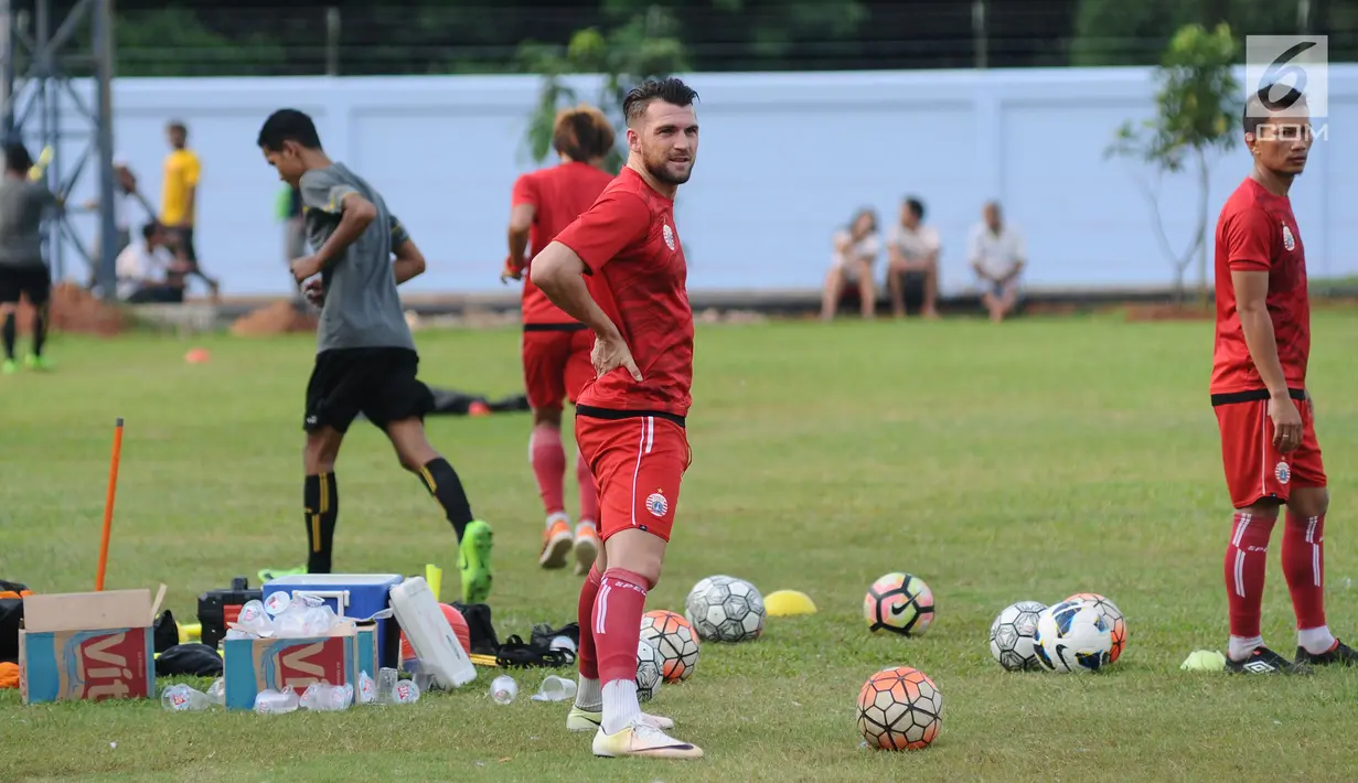 Pemain asing Persija asal Kroasia, Marko Simic (tengah) jelang latihan di Lapangan Sutasoma, Halim Perdanakusuma, Jakarta, Jumat (29/12). Musim lalu, Simic mengoleksi sembilan gol dari sembilan penampilan. (Liputan6.com/Helmi Fithriansyah)