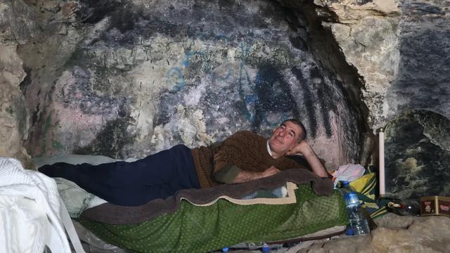 Pria Takut Gempa Tinggal di Dalam Gua