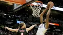 Pebasket Golden State Warriors, Kevin Durant, melakukan dunk saat melawan Miami Heat pada laga NBA di American Airlines Arena, Miami, Senin (4/12/2017). Warriors menang 123-95 atas Heat. (AP/Joe Skipper)
