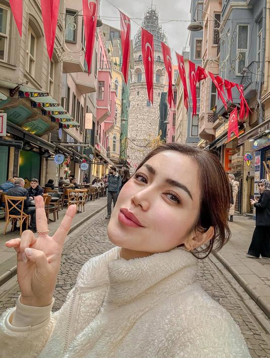 Sudah jadi ibu dua anak, sosok Jessica Iskandar tetap terlihat menawan. Dalam momen liburannya, presenter ini terlihat sangat menawan dengan parasnya yang tetap tampil awet muda. Banyak netizen pun memuji penampilannya yang selalu terlihat stylish. (Liputan6.com/IG@inijedar)