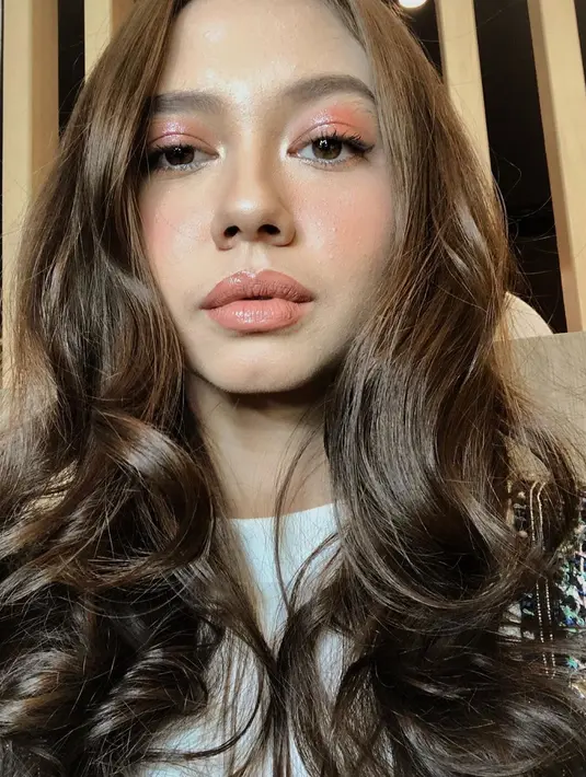 "Jujur di umurku sekarang sudah dicecer sih sudah 24. Ditanyain 'pacarnya mana, kenalin ke kita dong. Ayo nikah dong. Kakak udah mau nikah, Yuki kapan'. Aku kalau sudah gitu, jawabnya 'kalau enggak Sabtu, Minggu saja deh'," tutur Yuki Kato. (Instagram/yukikt)