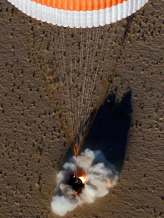 Kapsul ruang angkasa Soyuz MS-08 menghantam bumi saat mendarat di luar Kota Dzhezkazgan, Kazakhstan, Kamis (4/10). Soyuz MS-08 mendarat pada pukul 5.44 sore waktu Kazakhstan. (Maxim Shipenkov/Pool Photo via AP)