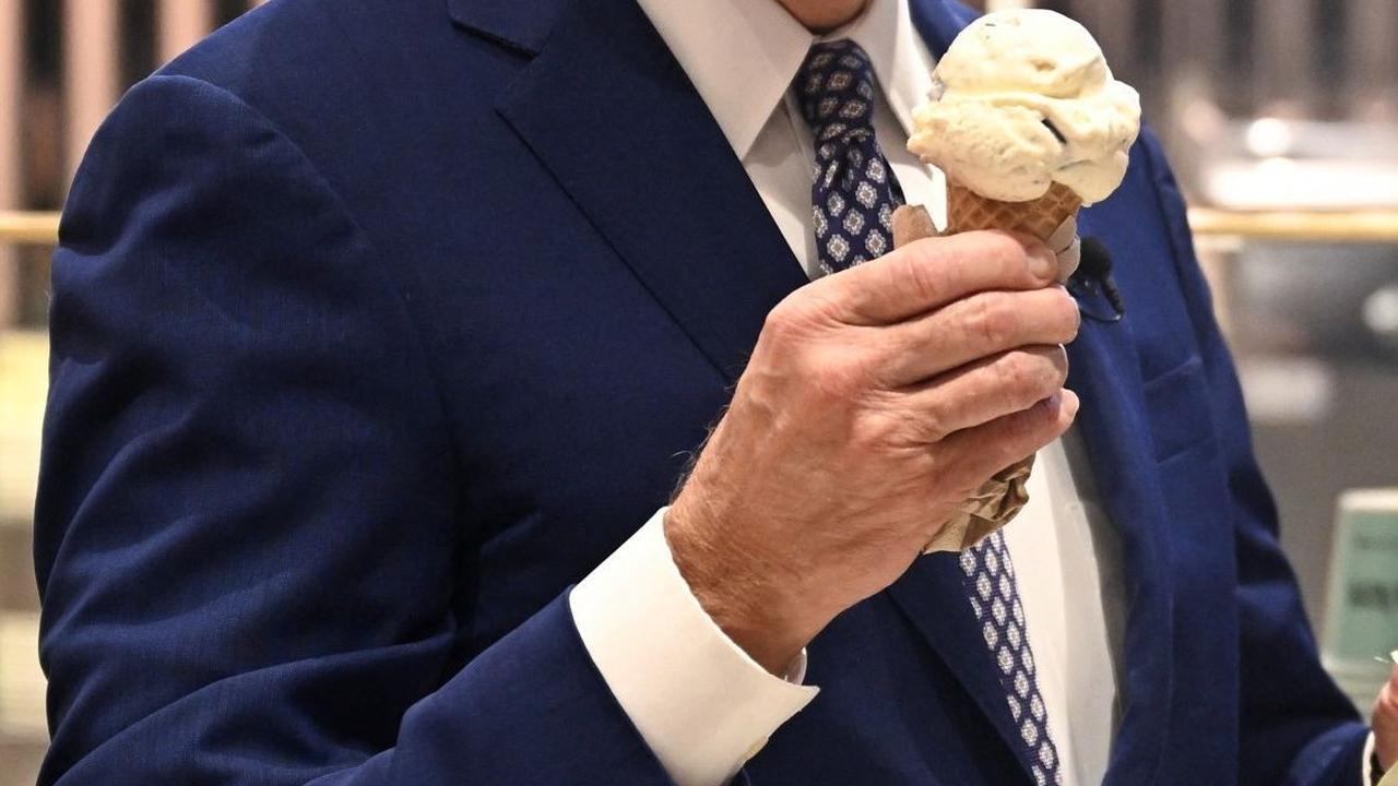 FOTO: Ekspresi Joe Biden Ketika Berharap Gencatan Senjata di Gaza Sambil Asyik Makan Es Krim