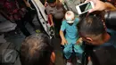 Penyidik KPK, Novel Baswedan bersiap menaiki mobil ambulan di lobi Rumah Sakit Mitra Keluarga Kelapa Gading, Jakarta, Selasa (11/4). Novel dipindahkan ke Jakarta Eye Center(JEC) untuk menyembuhkan mata kirinya yang terluka parah (Liputan6.com/Johan Tallo)