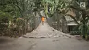 Seorang anak melintasi jembatan gantung semi permanen di kawasan Srengseng Sawah, Jakarta Selatan, Sabtu (24/8/2019). Warga terpaksa memanfaatkan jembatan itu untuk menyeberangi Sungai Ciliwung kendati kondisinya memprihatinkan dan berisiko menyebabkan kecelakaan. (Liputan6.com/Immanuel Antonius)