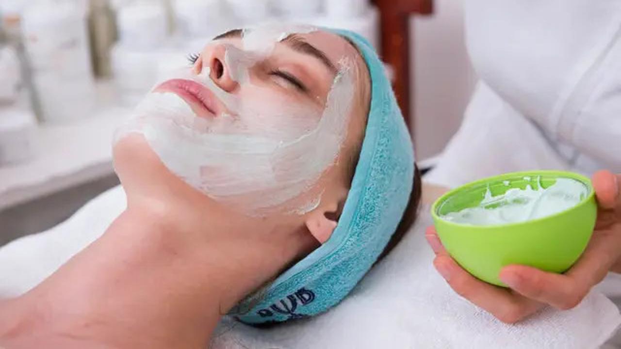 9 Manfaat Air Mawar untuk Wajah Glowing Alami, Simak Cara Mudah Membuatnya