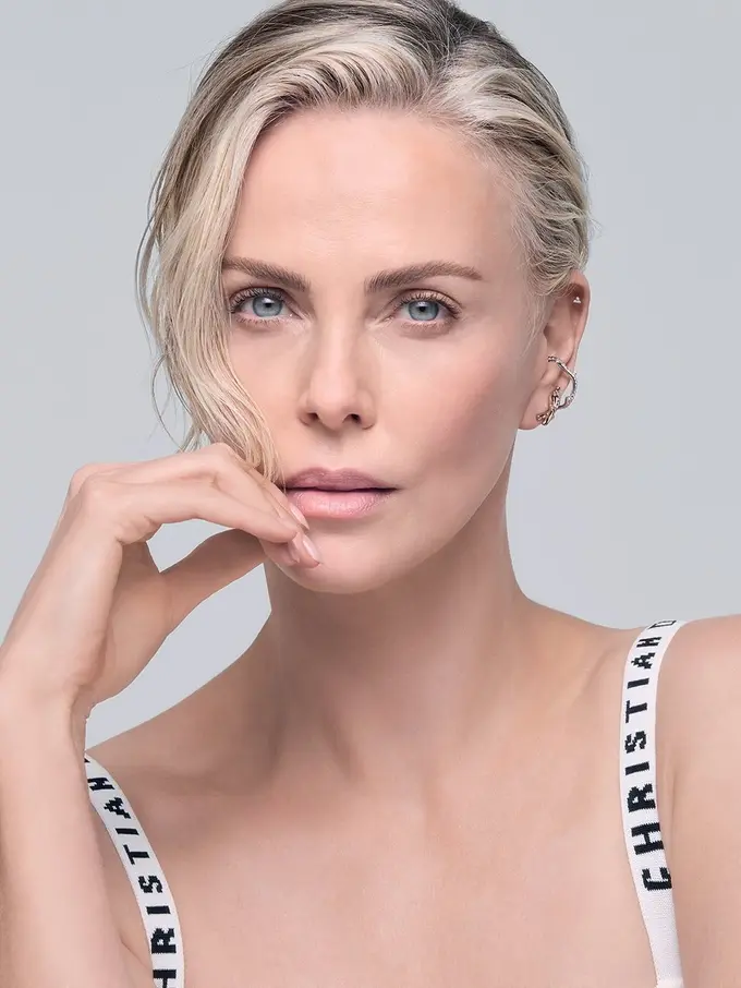 Pesona Awet Muda Charlize Theron Jadi Wajah Baru Dior Capture