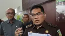 Jaksa Penuntut Umum selaku eksekutor, Heri Jerman memberikan keterangan sebelum memasang pengumuman pembekuan Jamaah Ansharut Daulah (JAD) di papan pengumuman yang ada di Pengadilan Negeri Jakarta Selatan, Senin (6/8). (Liputan6.com/Herman Zakharia)