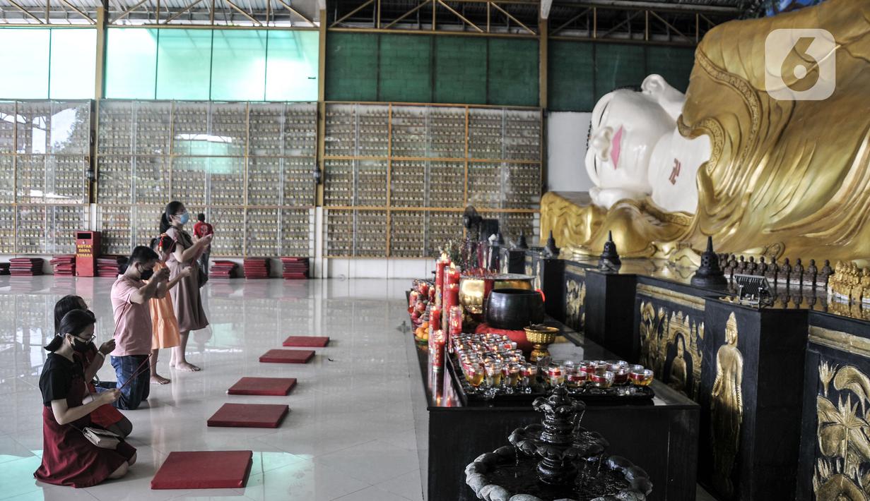 Warga keturunan Tionghoa saat sembahyang Tahun Baru Imlek 2574 di Wihara Buddha Dharma & Pho Sat, Tajur Halang, Bogor, Minggu (22/1/2023). Wihara Buddha Dharma & Pho Sat atau yang juga dikenal dengan Wihara Buddha Tidur menjadi salah satu tempat ibadah warga Tionghoa dalam merayakan Tahun Baru Imlek sebagai ungkapan rasa syukur atas rejeki dan keselamatan dari tuhan serta untuk pengharapan kehidupan lebih baik di tahun Kelinci Air. (merdeka.com/Iqbal S Nugroho)