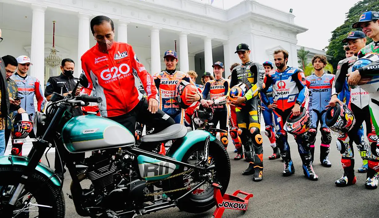Acara tatap muka yang diisi obrolan santai dengan tujuan meyakinkan para pembalap bahwa Indonesia Siap menggelar ajang MotoGP 2022 diakhiri di halaman depan Istana Merdeka saat Presiden Joko Widodo memamerkan motor custom hijau miliknya. (Biro Pers Sekretariat Presiden/Laily Rachev)