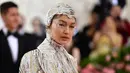 Gigi Hadid tampil layaknya ratu dari negeri es saat menghadiri Met Gala 2019 bertema Camp: Notes on Fashion di The Metropolitan Museum of Art, New York, Amerika Serikat, Senin (6/5/2019). (Photo by Charles Sykes/Invision/AP)