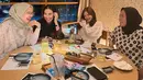 Ayu memang dikenal ramah dan tidak pilih-pilih teman. Bahkan, ia selalu menyempatkan untuk bukber dengan sahabat meski menurutnya ini sudah telat, karena Ramadan sudah memasuk 10 hari terakhir. Namun, ibu dari Bilqis itu bersyukur masih bisa melakukan daripada tidak sama sekali. (Liputan6.com/IG/@ayutingting92)