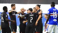 Para pemain AC Milan merayakan gol yang dicetak oleh Zlatan Ibrahimovic ke gawang Sampdoria pada laga Serie A di Stadion Luigi Ferraris, Rabu (29/7/2020). AC Milan menang 4-1 atas Sampdoria. (Tano Pecoraro/LaPresse via AP)