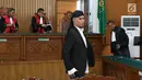 Terdakwa perkara ujaran kebencian Ahmad Dhani saat menjalani sidang lanjutan di PN Jakarta Selatan, Senin (14/5). Eksepsi Ahmad Dhani ditolak karena materinya dinilai terkait dengan materi pokok perkara. (Liputan6.com/Immanuel Antonius)