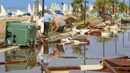Dua pria mencari puing-puing setelah badai menerjang Desa Nea Plagia, Halkidiki, Yunani, Kamis (11/7/2019). Badai itu disebut sebagai badai yang aneh dan sangat jarang terjadi di Yunani. (Giannis Moisiadis/InTime News via AP)