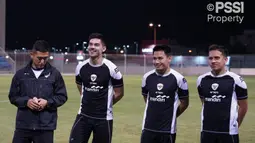 Pemain Timnas Indonesia, Sandy Walsh (kedua kiri), Witan Sulaeman (kedua kanan), dan Egy Maulana Vikri (kanan) saat mendengarkan instruksi pelatih Shin Tae-yong ketika melakukan latihan menjelang Kualifikasi Piala Dunia 2024 melawan Bahrain di Hamad Town Youth & Sports Ground, Minggu, 6 Oktober 2024. (Dok. PSSI)
