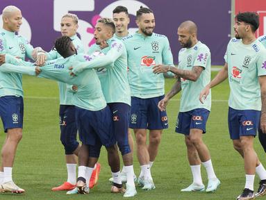 Sejumlah pemain Timnas Brasil tampak asyik bercanda saat sesi latihan di Turin, Italia. (AP/Luca Bruno)