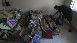 Brasil berupaya melarang terbang layang-layang setelah hobi tersebut dimanfaatkan oleh geng jalanan yang menggunakan kawat logam setajam silet dalam duel berbahaya. (AP Photo/Bruna Prado)