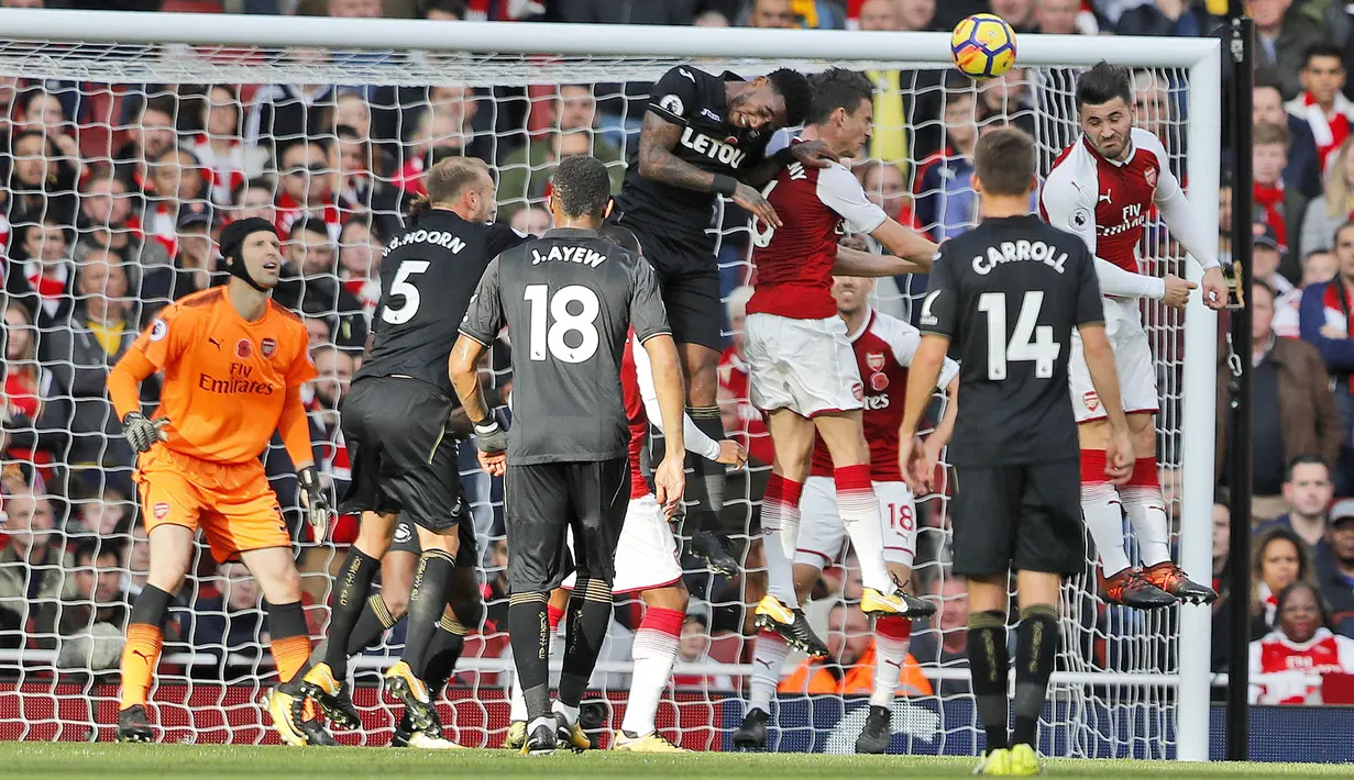Bek Arsenal, Sead Kolasinac, menyundul bola saat pertandingan melawan Swansea City pada laga Premier League di Stadion Emirates, Sabtu (28/10/2017). Arsenal menang 2-1 atas Swansea City. (AP/Frank Augstein)