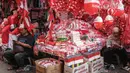 Pernak-pernik yang paling banyak dicari pembeli adalah bendera, umbul-umbul hingga kaos. (Yasuyoshi CHIBA/AFP)