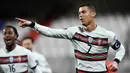 Cristiano Ronaldo. Dengan koleksi 11 gol di fase kualifikasi, striker Portugal ini membawa misi untuk mempertahankan trofi Piala Eropa yang direbut dalam edisi sebelumnya. Total 11 golnya di antaranya diraih saat mencetak quattrick dalam kemenangan 5-1 atas Lithuania. (AFP/John Thys)