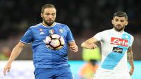 Gonzalo Higuain tumpul saat membela Juventus menghadapi Napoli. (AFP/Carlo Hermann)