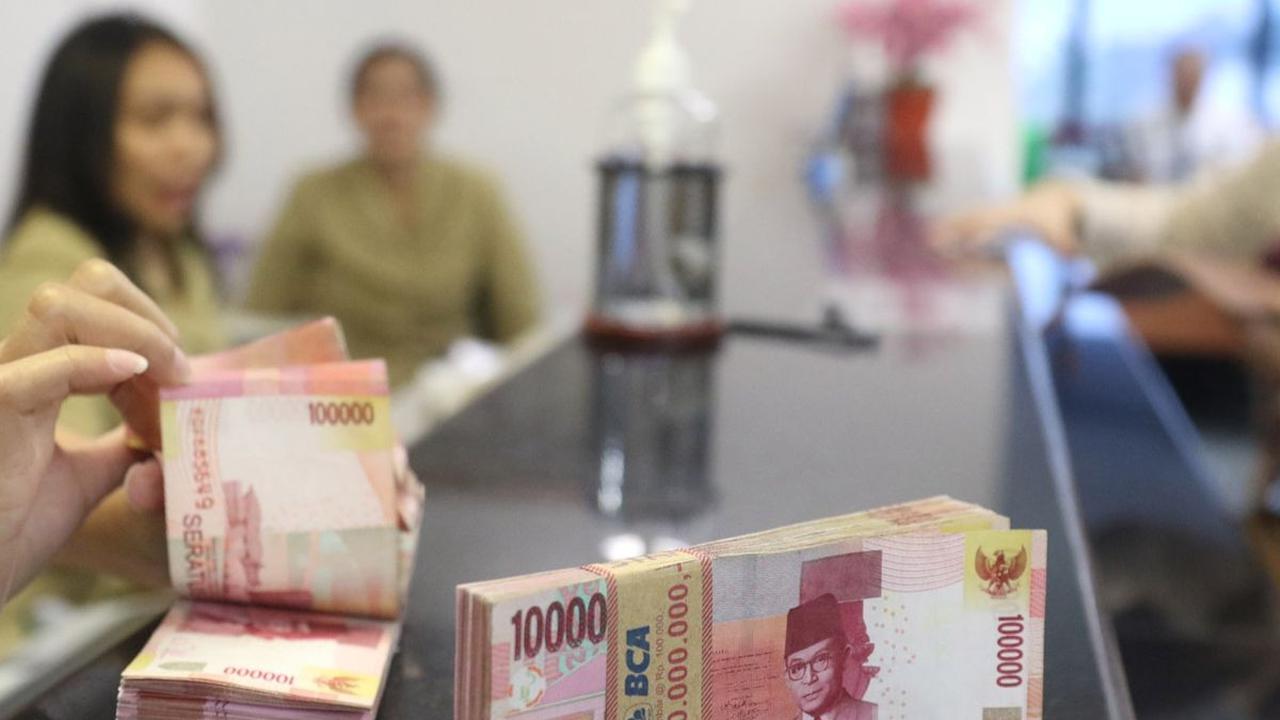 Menurut Purbaya, penurunan tersebut disebabkan banyaknya masyarakat yang menggunakan dana pribadi untuk mengembangkan usaha.