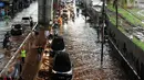 Sejumlah pengendara menghindari genangan air di Jalan Ciledug Raya dekat perempatan Seskoal, Jakarta, Jumat (11/11). Hujan deras diringi petir kembali melanda Jakarta mengakibatkan genangan air di beberapa titik. (Liputan6.com/Helmi Fithriansyah)
